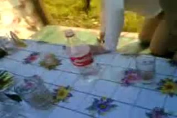 Чеченка в беседке на столе отдается мужику в пизду